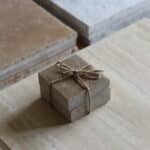 Próbki trawertyn Noce 3cm Szczotkowany o wymiarach 10x10 cm, ułożone jedna na drugiej i związane sznurkiem.