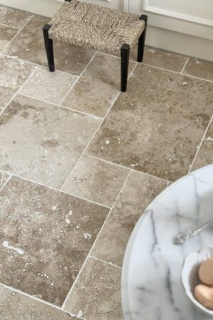 CLASSIC MIX Travertinboden im römischen Verband in warmen Beige- und Brauntönen mit sichtbaren natürlichen Poren und Aderungen.