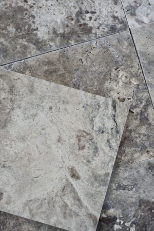 Płyty Travertin ASH MIX 61x40,6x3 cm rund um den Pool – Langlebigkeit i ciepłe Farbtöne.