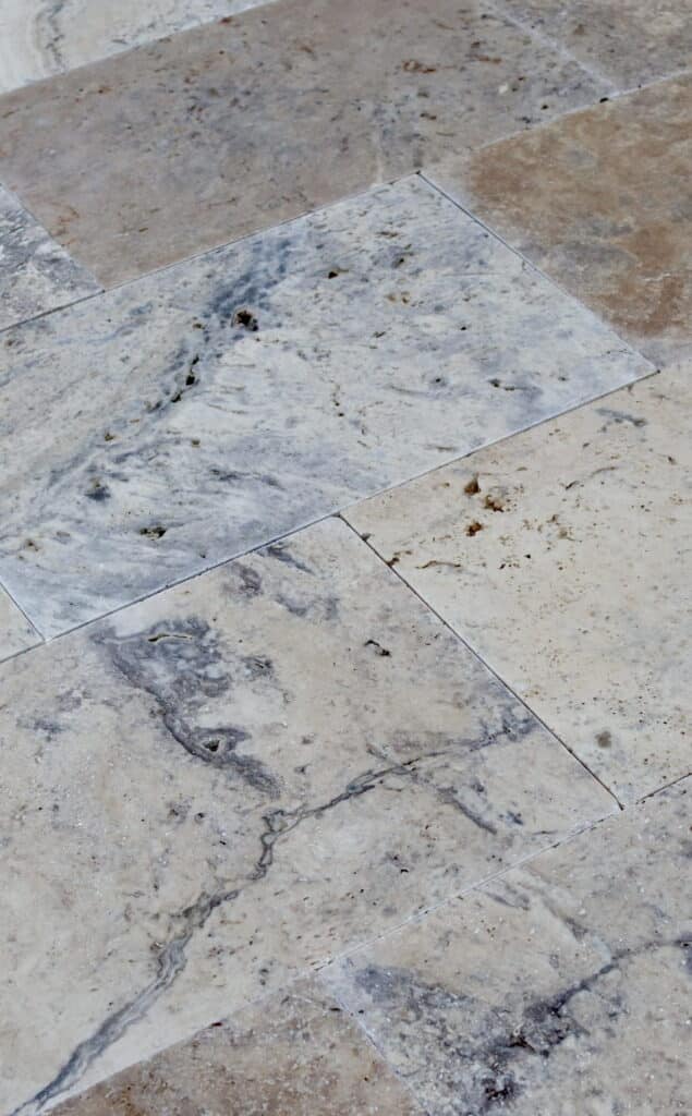Terrassenplatten Travertin SILVER LATTE 61x61x3 cm auf einer Terrasse verlegt – ein eleganter und harmonischer Effekt.